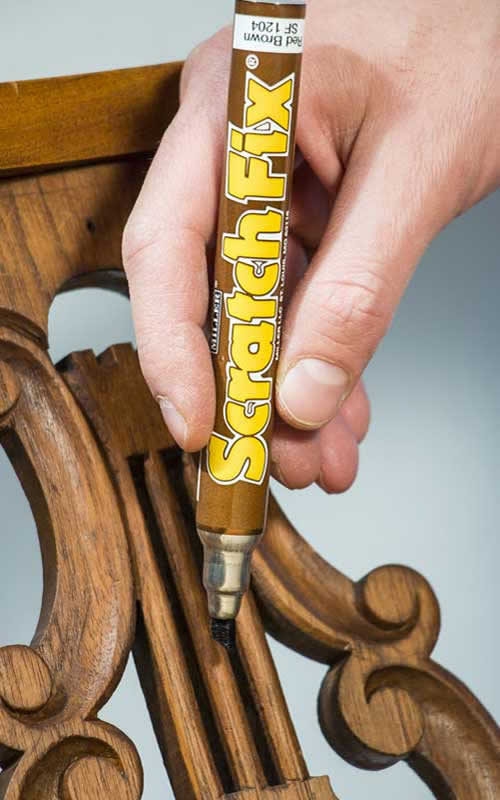 Utilizzo del pennarello per ritocco del legno Scratch Fix