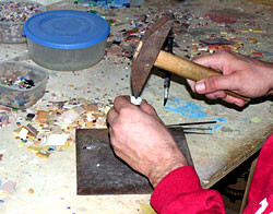 Taglio delle tessere con il tagliolo con base